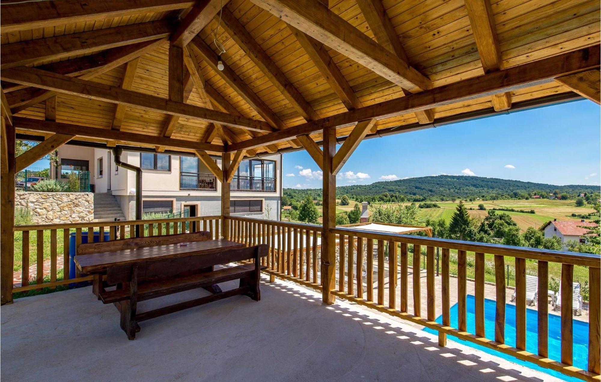 1 Bedroom Beautiful Apartment In Rakovica Exterior foto